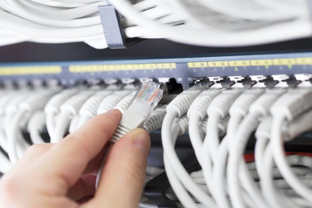 It consultant connect network cable